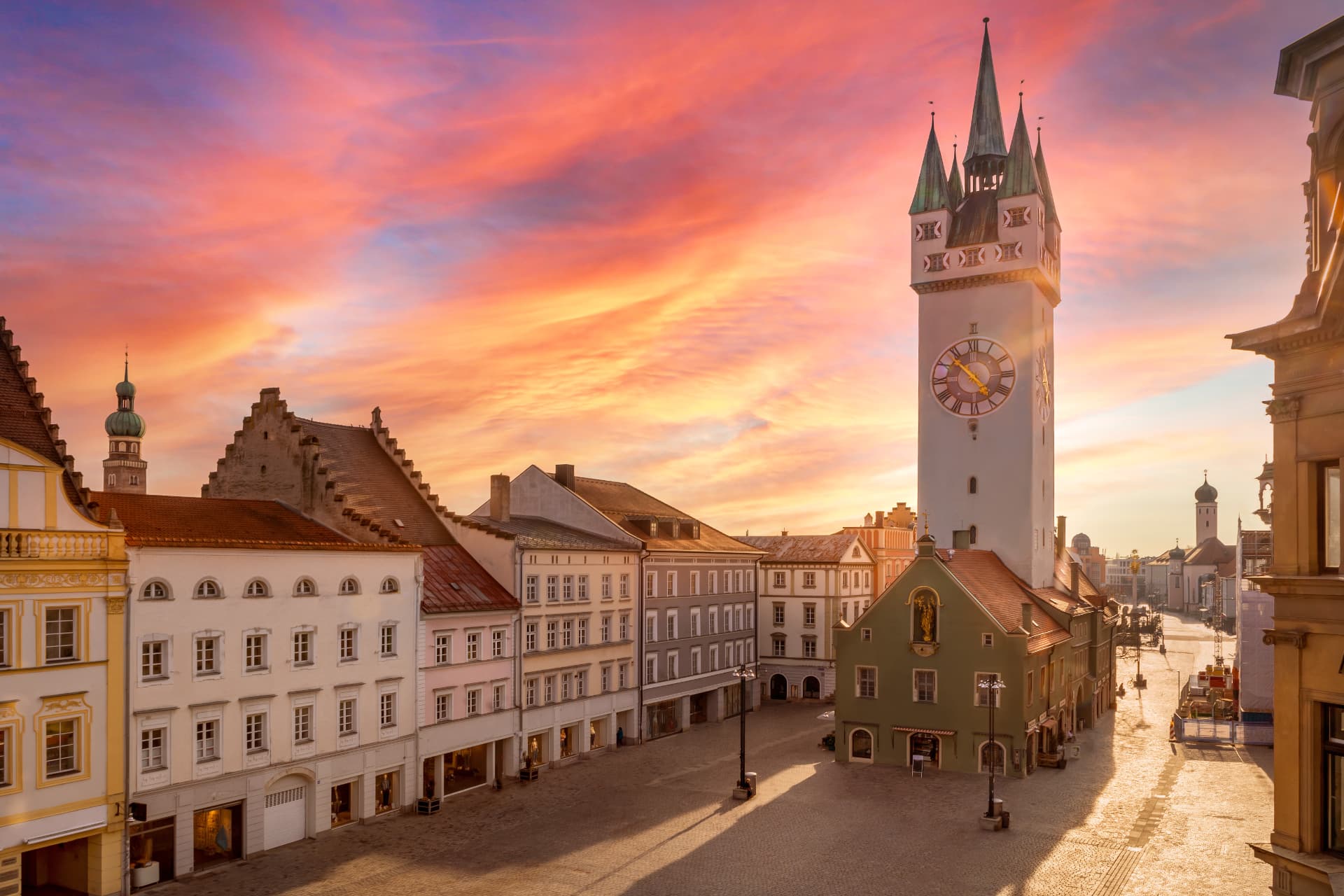 Der Straubinger Stadtplatz mit dem Stadtturm im Abendrot